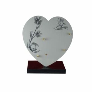 Plaque en forme de cœur céramique blanche avec décor gravé épi et oiseau de dimensions 25x25 sur base, avec emplacements pour deux inters bronze