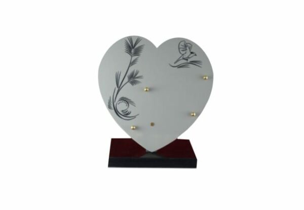 Plaque en forme de cœur céramique blanche avec décor gravé épi et oiseau de dimensions 25x25 sur base, avec emplacements pour deux inters bronze