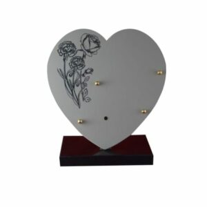 Plaque en forme de cœur céramique blanche avec décor gravé rose de dimensions 25x25 sur base, avec emplacements pour deux inters bronze