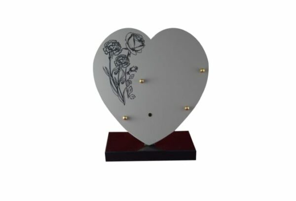 Plaque en forme de cœur céramique blanche avec décor gravé rose de dimensions 25x25 sur base, avec emplacements pour deux inters bronze