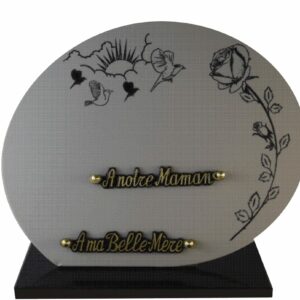 Plaque en céramique blanche avec décor gravé fleur de dimensions 32x26 sur base, avec deux inters bronze : "A notre maman", "A ma belle-mère"