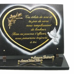 Plaque en forme rectangulaire noir fin avec décor gravé en forme de cœur oiseau avec bronze fleur de dimensions 30x40 sur base, avec deux inters bronze : "A mon frère", "A mon beau fils"