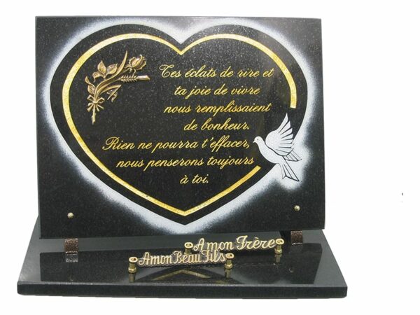 Plaque en forme rectangulaire noir fin avec décor gravé en forme de cœur oiseau avec bronze fleur de dimensions 30x40 sur base, avec deux inters bronze : "A mon frère", "A mon beau fils"