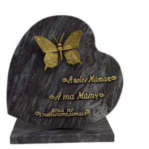 Plaque en forme de cœur mass blue avec bronze papillon de dimensions 30x30 sur base, avec trois inters bronze : "A notre maman", "A ma mamy", "Nous ne t'oublierons jamais"