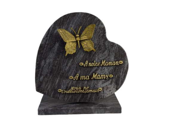 Plaque en forme de cœur mass blue avec bronze papillon de dimensions 30x30 sur base, avec trois inters bronze : "A notre maman", "A ma mamy", "Nous ne t'oublierons jamais"