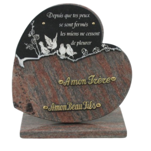 Plaque en forme de cœur rose d'alva doublure fauvette noire de dimensions 30x30 sur base, avec deux inters bronze : "A mon frère", "A mon beau fils"