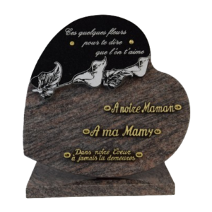 Plaque en forme de cœur et de couleur Himalaya doublure arums noire de dimensions 30x30 sur base, avec trois inters bronze : "A notre maman", "A ma mamy", "Dans notre cœur à jamais tu demeures"