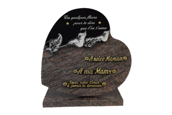 Plaque en forme de cœur et de couleur Himalaya doublure arums noire de dimensions 30x30 sur base, avec trois inters bronze : "A notre maman", "A ma mamy", "Dans notre cœur à jamais tu demeures"