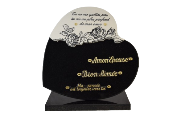 Plaque en forme de cœur noir fin doublure céramique blanche roses de dimensions 30x30 sur base, avec trois inters bronze : "A mon épouse", "Bien aimée", "Ma pensée est toujours vers toi"