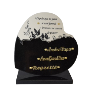 Plaque en forme de cœur noir fin doublure céramique fauvette blanche de dimensions 30x30 sur base, avec trois inters bronze : "A notre papa", "A mon Grand-Père", "Regretté"