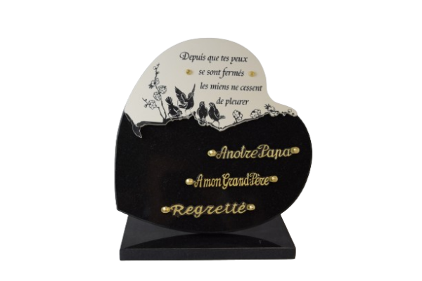 Plaque en forme de cœur noir fin doublure céramique fauvette blanche de dimensions 30x30 sur base, avec trois inters bronze : "A notre papa", "A mon Grand-Père", "Regretté"