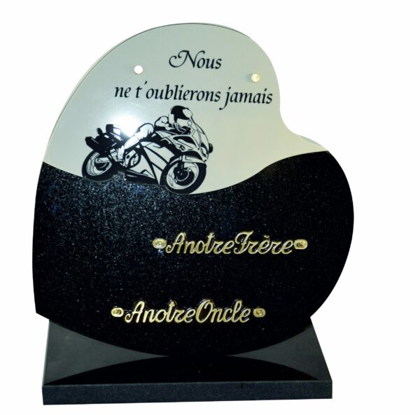 Plaque en forme de cœur noir fin doublure céramique moto de dimensions 30x30 sur base, avec deux inters bronze : "A notre frère", "A notre oncle"