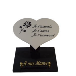 Plaque en forme de cœur céramique blanche avec décor rose de dimensions 15x11 posé sur une petite base en noir fin, avec un inter bronze : "A ma mamy"