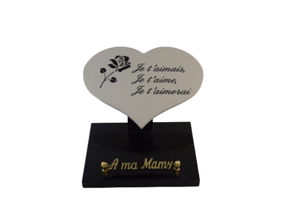 Plaque en forme de cœur céramique blanche avec décor rose de dimensions 15x11 posé sur une petite base en noir fin, avec un inter bronze : "A ma mamy"