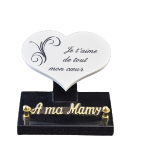 Plaque en forme de cœur céramique blanche avec décor de dimensions 15x11 posé sur une petite base en noir fin, avec un inter bronze : "A ma mamy"