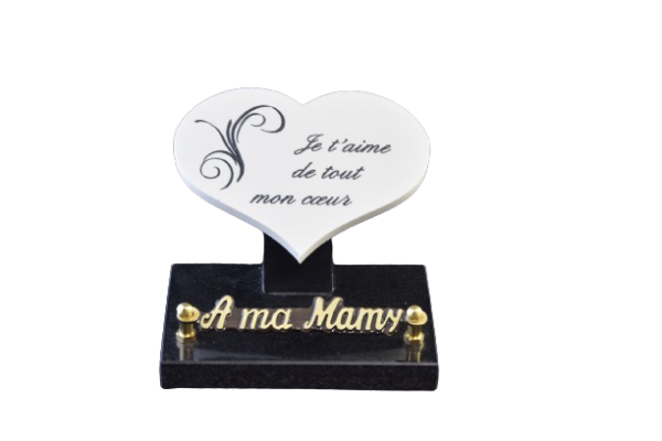 Plaque en forme de cœur céramique blanche avec décor de dimensions 15x11 posé sur une petite base en noir fin, avec un inter bronze : "A ma mamy"