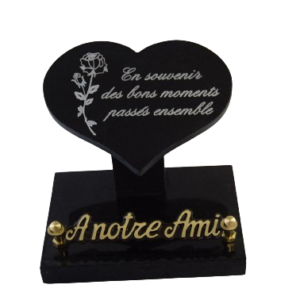 Plaque en forme de cœur granit noir fin avec décor rose de dimensions 15x11 posé sur une petite base en noir fin, avec un inter bronze : "A notre ami"