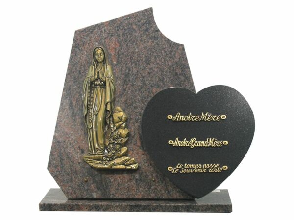 Plaque en forme de couleur himalaya avec vierge en bronze et plaque cœur noir fin de dimensions 45x35 sur base, avec trois inters bronze : "A notre mère", "A notre grand-mère", "Le temps passe le souvenir reste"