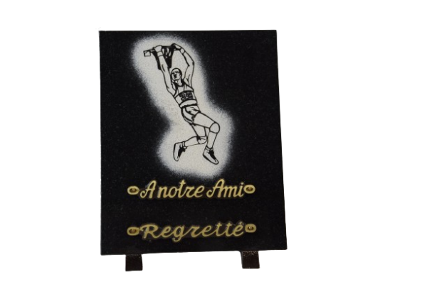 Plaque en forme rectangulaire noir fin avec décor basket dépoli blanc de dimensions 25x20 sur équerres, avec deux inters bronze : "A notre ami", "Regretté"