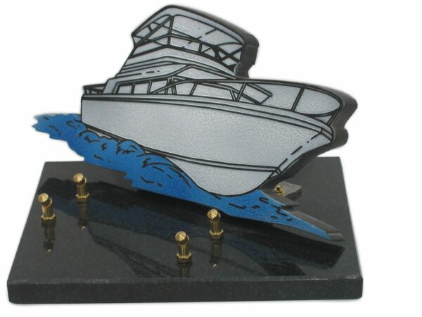 Plaque découpée bateau de dimensions 30x15 sur base granit en noir fin, avec emplacements pour deux inters bronze