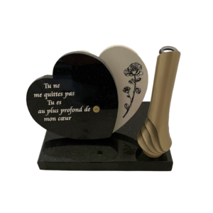 Plaque avec cœur en granit noir fin et autre cœur en céramique avec décor de fleur avec vase soliflore sur base