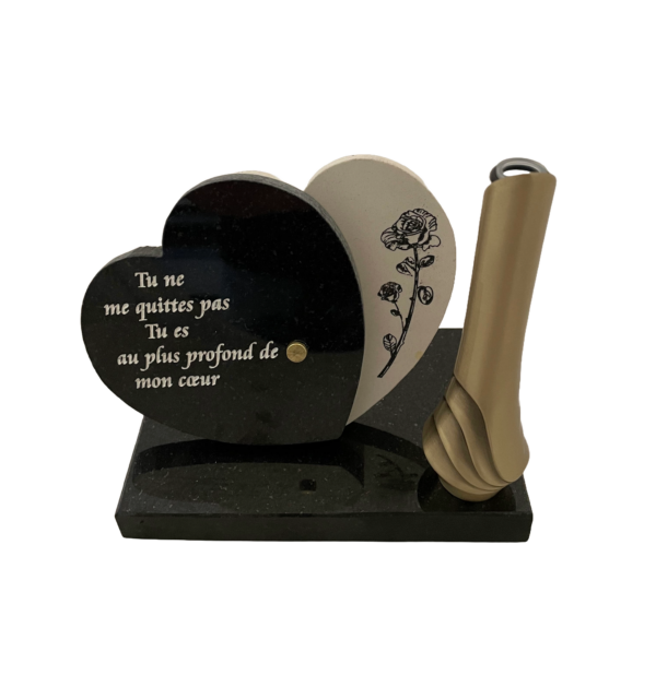 Plaque avec cœur en granit noir fin et autre cœur en céramique avec décor de fleur avec vase soliflore sur base