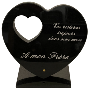 Plaque en granit noir fin en forme de cœur avec cœur découpé à l'intérieur, dimensions 25x25 cm, montée sur base, texte gravé personnalisable.