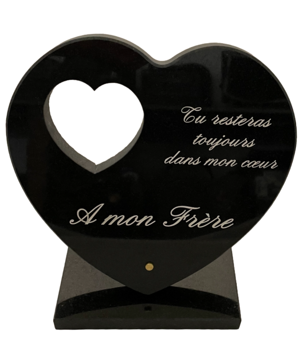 Plaque en granit noir fin en forme de cœur avec cœur découpé à l'intérieur, dimensions 25x25 cm, montée sur base, texte gravé personnalisable.