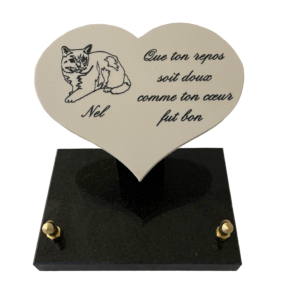 Plaque en forme de cœur en céramique blanche avec décor chat et texte gravé, dimensions 24x18 cm, posée sur petite base en noir fin, avec un emplacement pour inter bronze personnalisable.