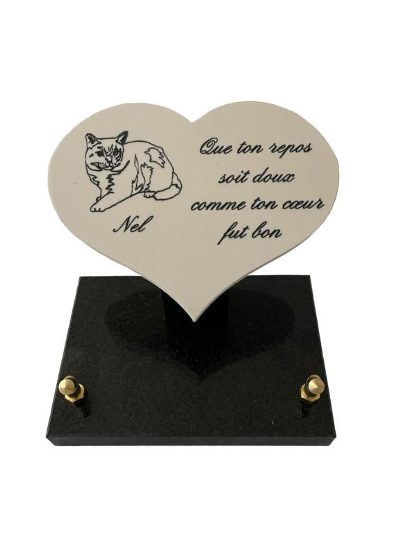 Plaque en forme de cœur en céramique blanche avec décor chat et texte gravé, dimensions 24x18 cm, posée sur petite base en noir fin, avec un emplacement pour inter bronze personnalisable.