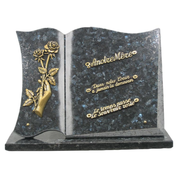 Plaque livre labrador bleu avec bronze fleur dans une main de dimensions 30x40 sur base, avec trois inters bronze : "A notre mère", "Dans notre cœur à jamais tu demeures", "Le temps passe le souvenir reste"