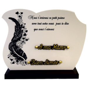 Plaque en céramique blanche avec décor et texte gravés de dimensions 35x25 sur base, avec deux inters bronze personnalisables : 'À ma mamy', 'Bien aimée'.