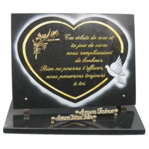 Plaque en forme rectangulaire noir fin avec décor gravé en forme de cœur oiseau avec bronze fleur de dimensions 30x40 sur base, avec deux inters bronze : "A mon frère", "A mon beau fils"